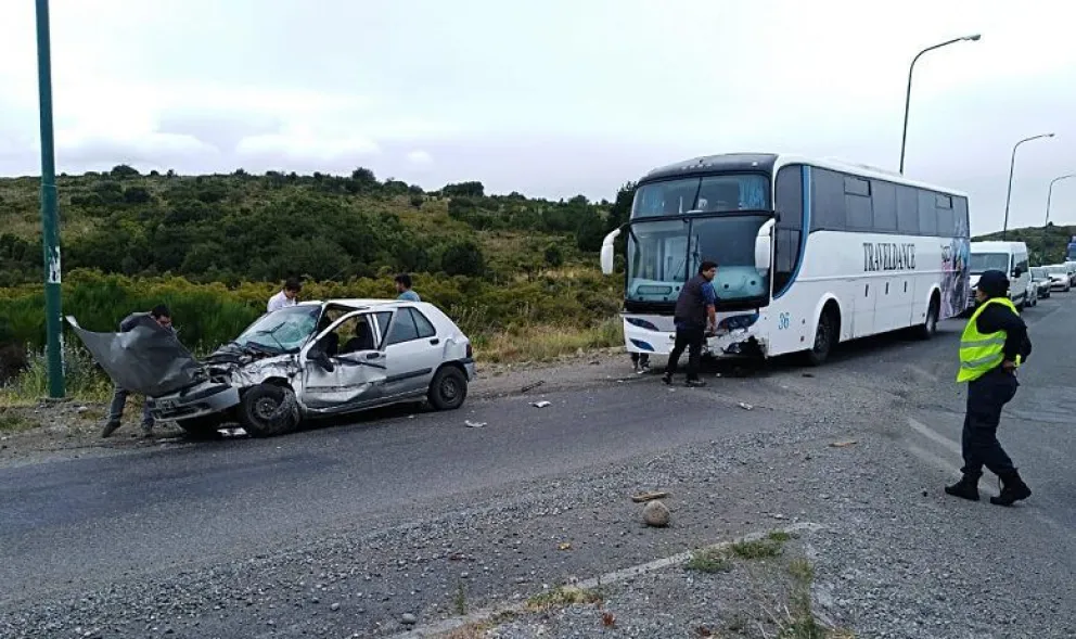 Dos heridos en un choque entre un auto y un colectivo