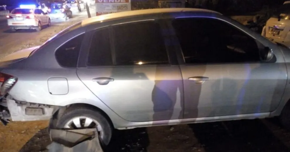 Motociclista con fracturas tras colisionar con dos autos en Avenida Bustillo