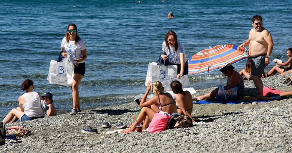 Playas Limpias: reparten bolsas reutilizables en los balnearios municipales