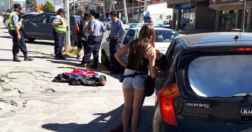Un adolescente robó prendas de vestir a turistas y fue demorado