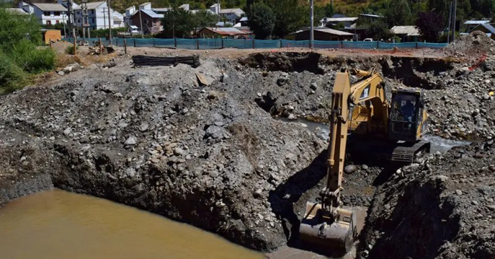 Preparan el terreno para las bases del nuevo puente del arroyo Ñireco
