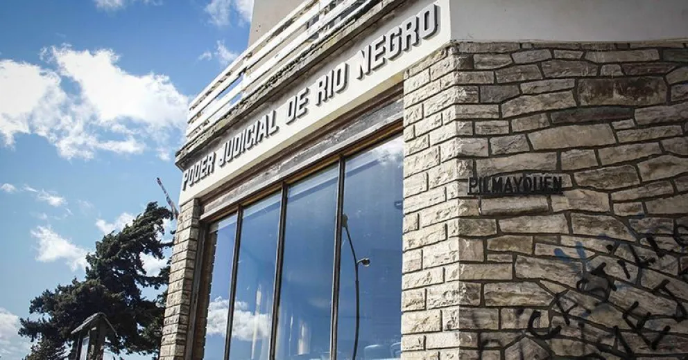 Admitió haber manoseado a una alumna y fue condenado a prisión en suspenso