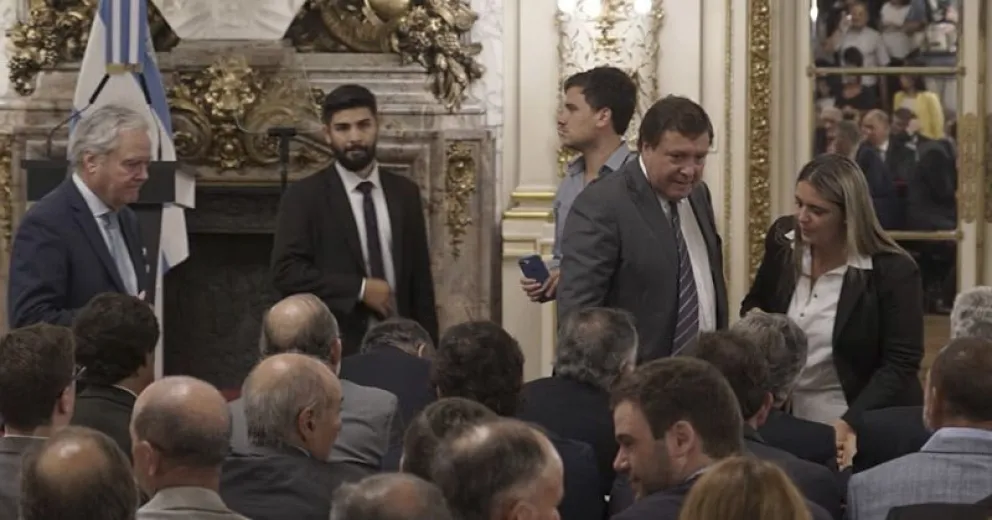 El gobernador estuvo presente en el anuncio presidencial. 