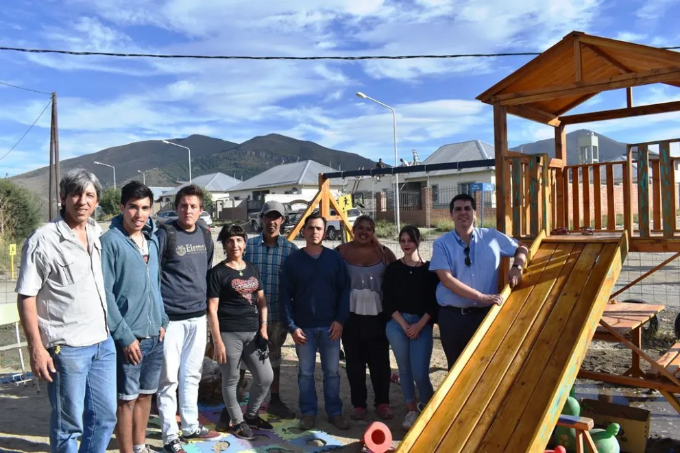Jóvenes se unieron para mejorar un merendero con aporte del Concejo