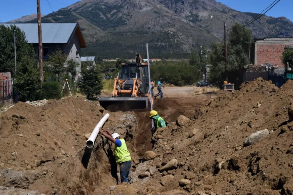 Extienden la red de cloacas a los barrios Cooperativa 258 y El Maitén