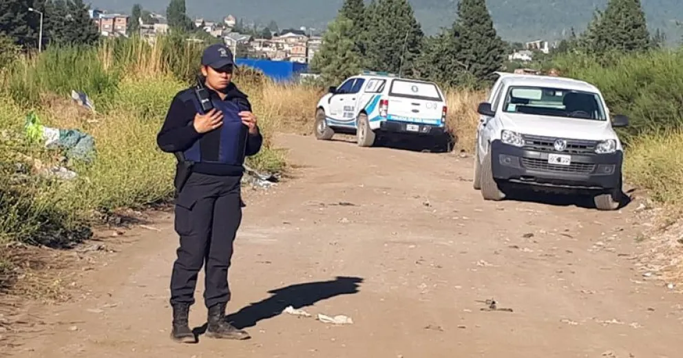Ardió una precaria estructura y una persona murió calcinada en el interior