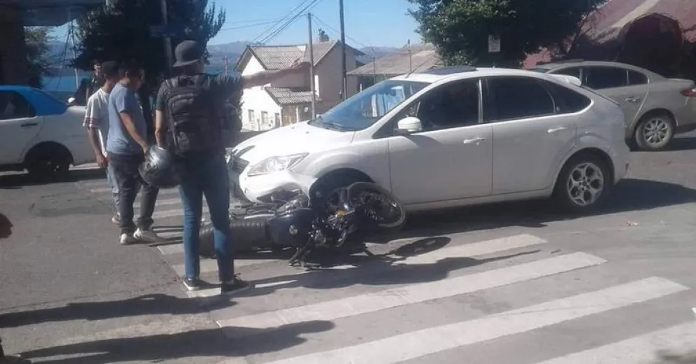 Un auto embistió a una motocicleta: no hubo heridos