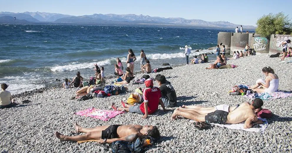 Las temperaturas récord hicieron que se colmaran las playas de Bariloche
