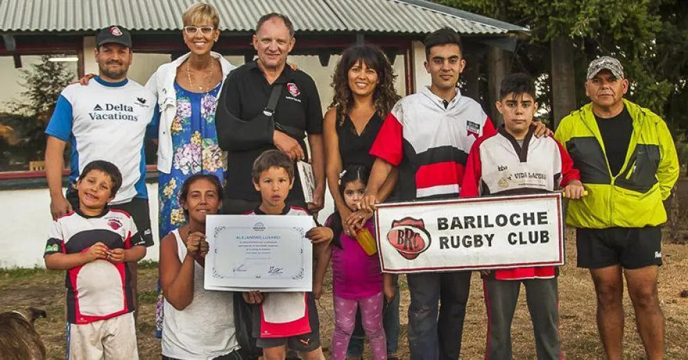 García Larraburu visitó el Bariloche Rugby Club y distinguió a Alejandro Lusardi