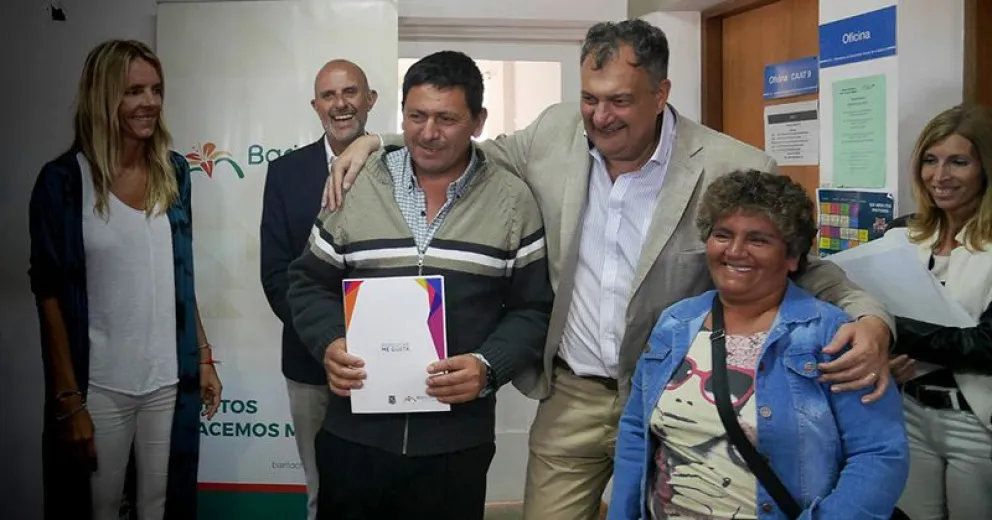 19 familias del barrio 2 de Abril recibieron las escrituras de sus terrenos