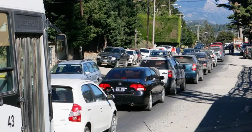 Hubo demoras en Bustillo por desmalezamiento en banquinas