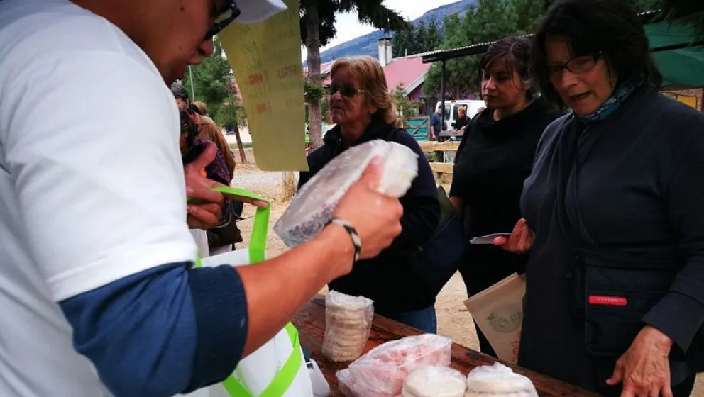 Se vendieron toneladas de pescados y mariscos en El Bolsón   