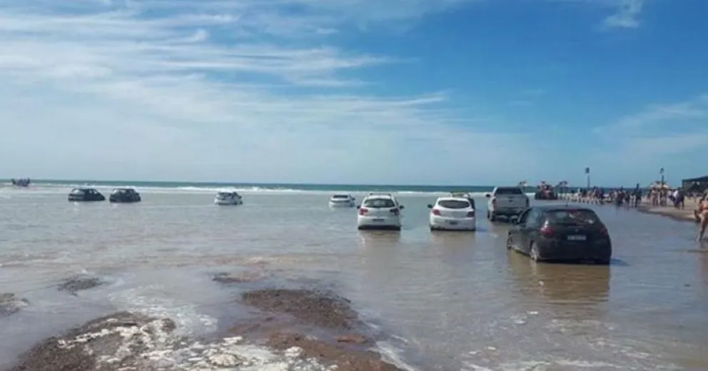 Marea extraordinaria "atrapa" a decenas de autos en Piedras Coloradas