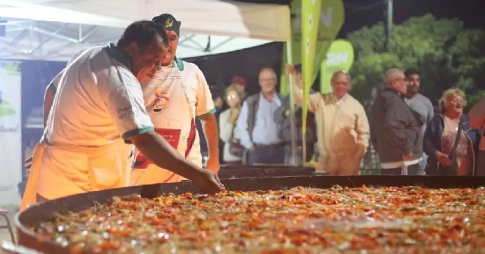Veraneantes degustaron la paella gigante en Las Grutas