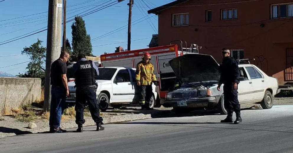 Principio de incendio en el motor de un vehículo