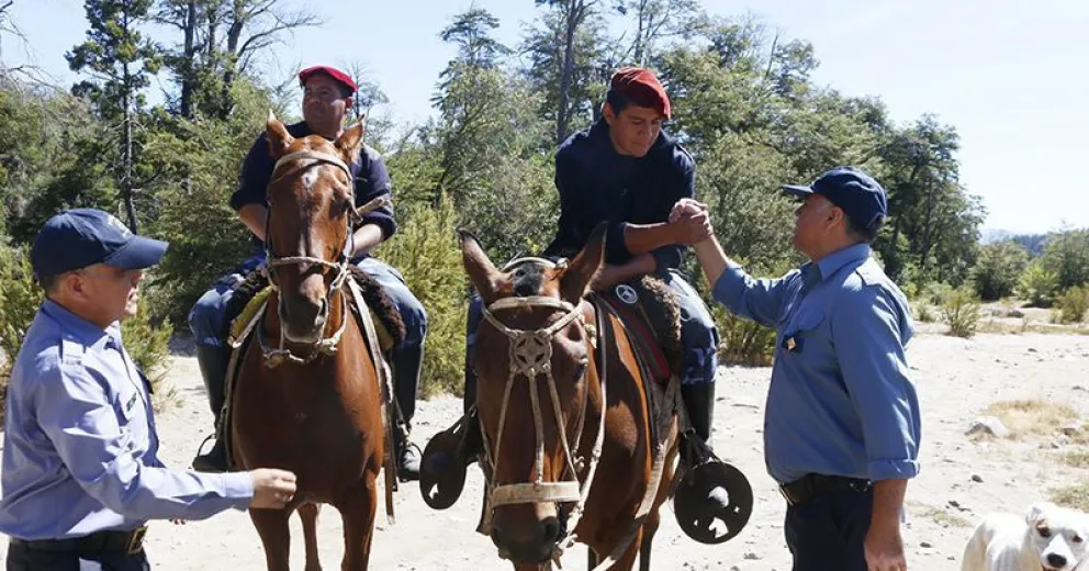 Los oficiales Gómez y Cayú sobre los caballos.