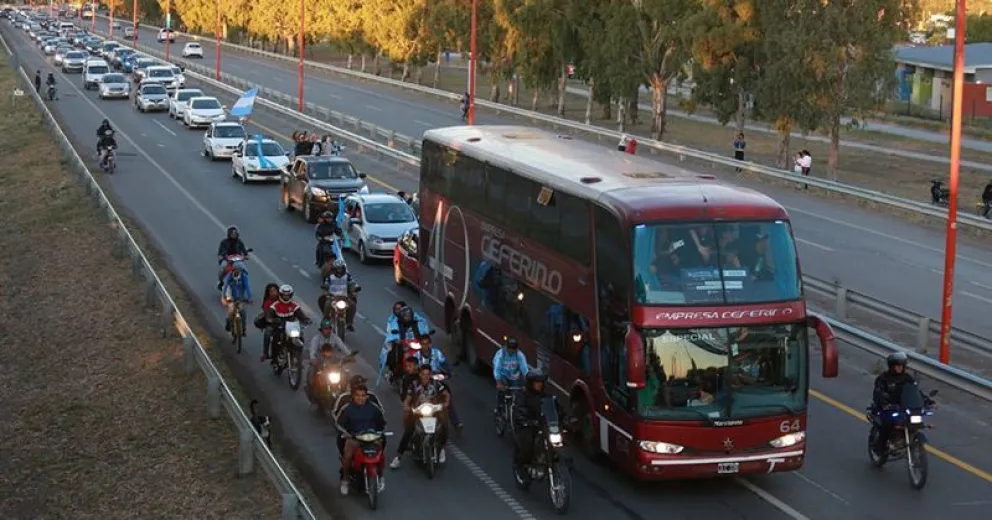 Una multitudinaria caravana recibió a Sol de Mayo en Viedma