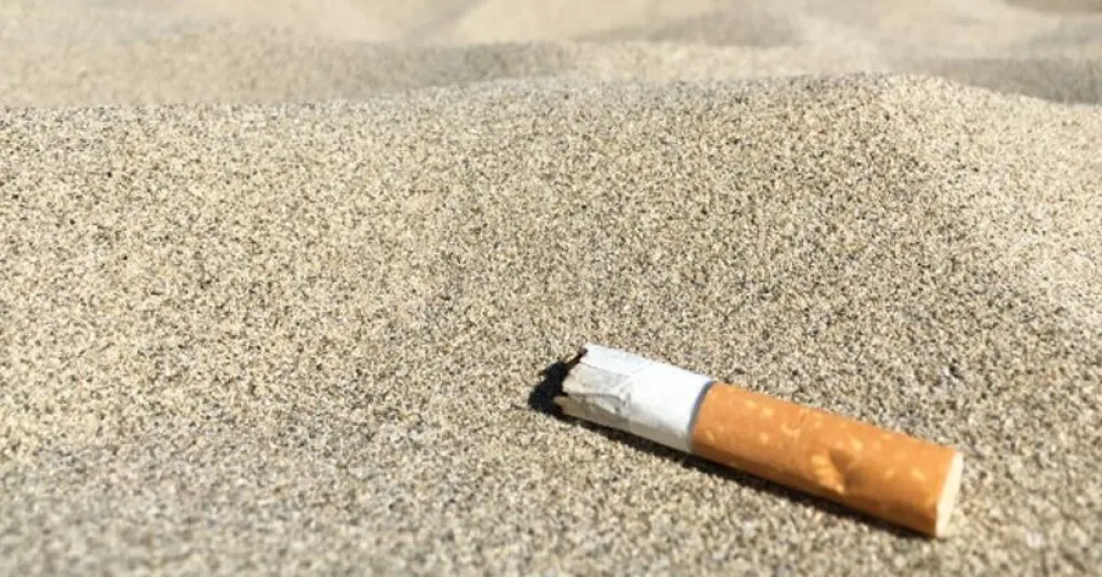 Chile busca prohibir fumar en playas, ríos y lagos