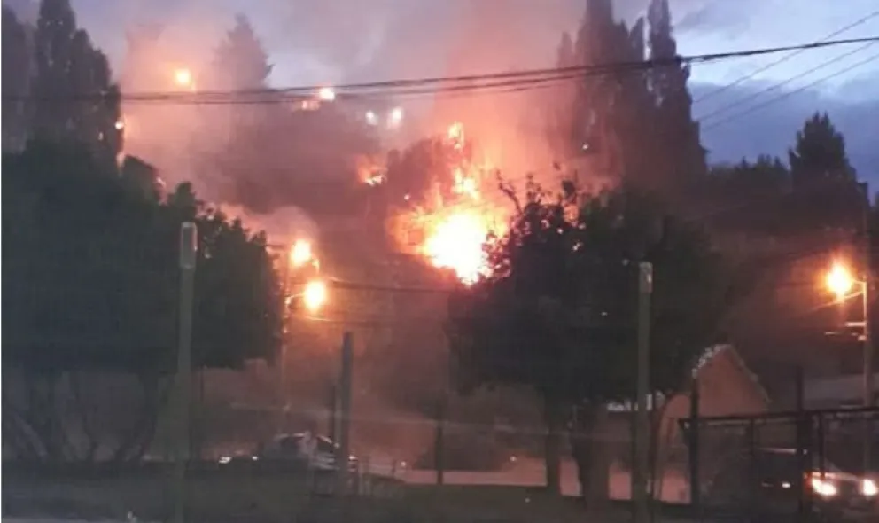 Otro incendio en la barda del Ñireco mantuvo en vilo a los vecinos
