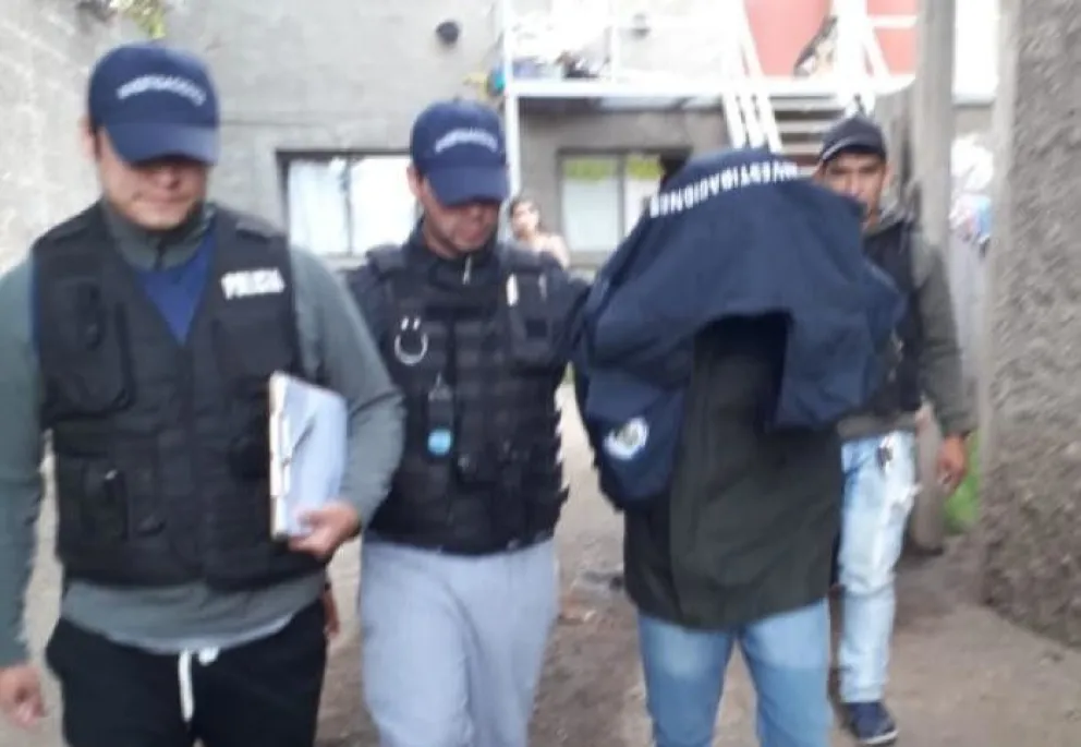 Detuvieron a uno de los sospechosos de robar con un arma a un remisero