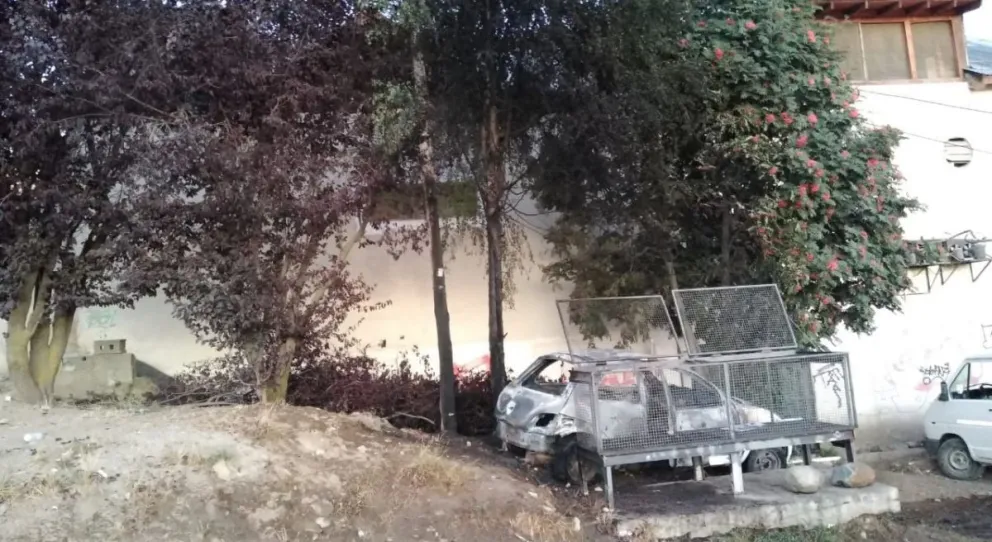 Incendiaron un vehículo, dañaron otros dos y atacaron a policías con piedras y palos