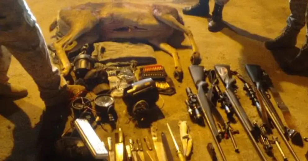 Secuestraron una cierva, fusiles y cuchillos de cazadores furtivos