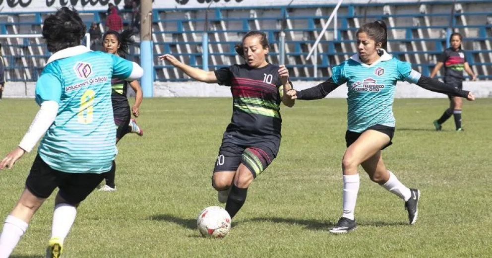 Las chicas de Pinocho (negro) no le pierden pisada a las líderes y se mantienen en la discusión.