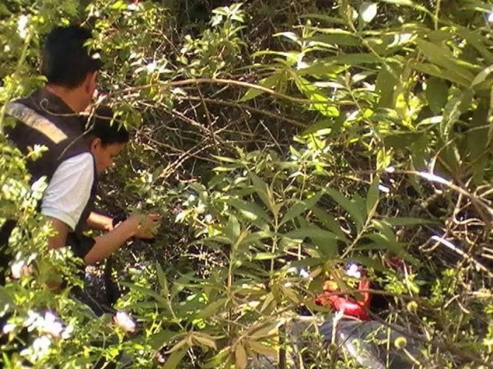Hallan el cadáver de un hombre atado de pies y manos en El Bolsón