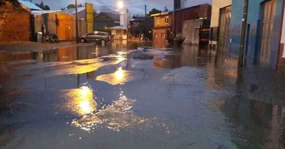 Calles anegadas y terrenos inundados por las intensas lluvias