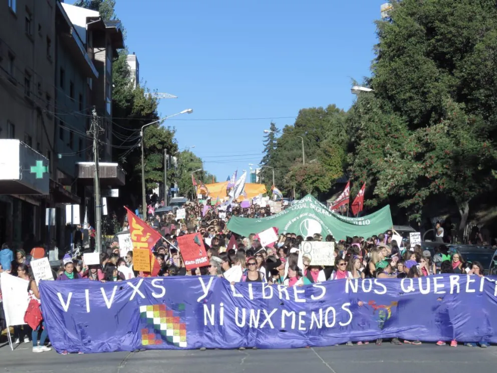 Multitudinaria marcha hasta el Centro Cívico por el Día Internacional de la Mujer Trabajadora