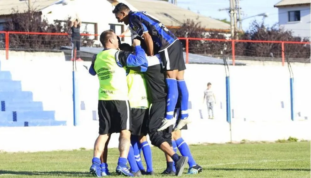 Cruz del Sur volvió a perder de local y quedó con pocas chances en el Regional