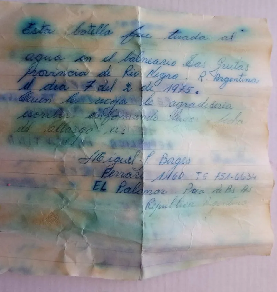 Encontró una botella con un mensaje de hace 44 años y contactó a la familia del autor