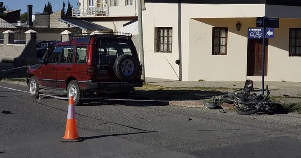 La motocicleta quedó destruida debajo del cartel con los nombres de las calles.