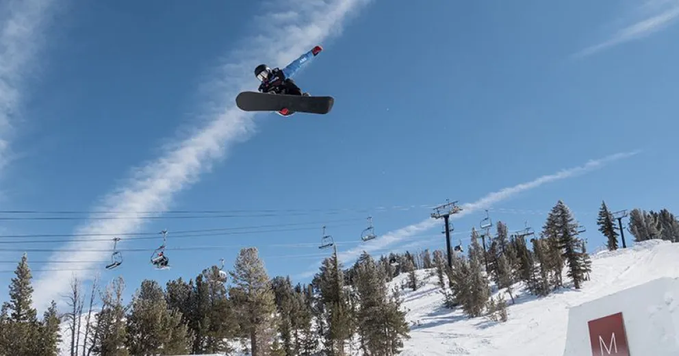 Matías Schmitt en el Mammoth GP, en pleno vuelo, el fin de semana pasado. (Foto: Federico Romano)