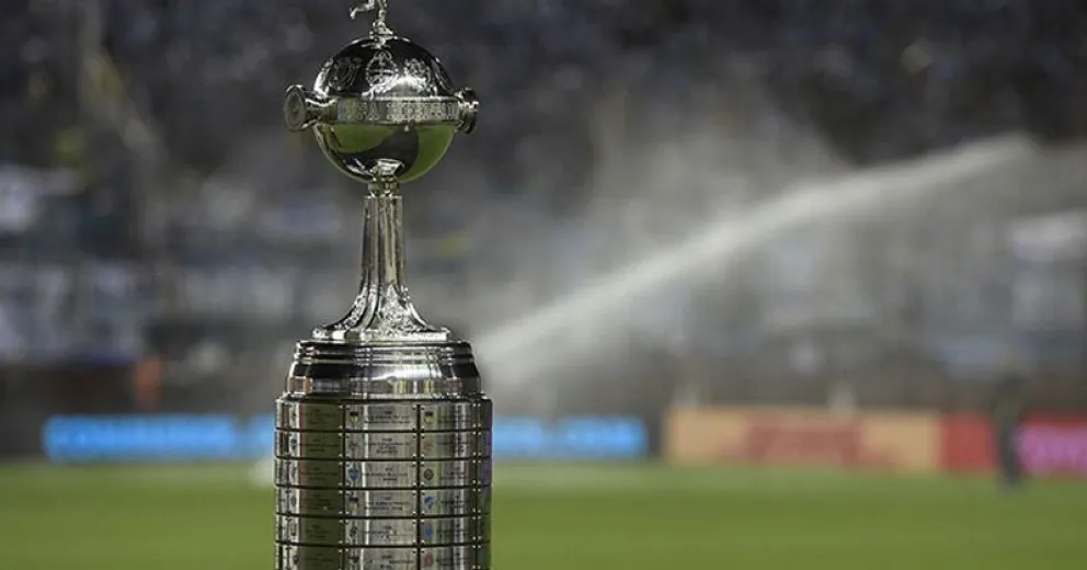 Este viernes se exhibe una réplica de la Copa Libertadores