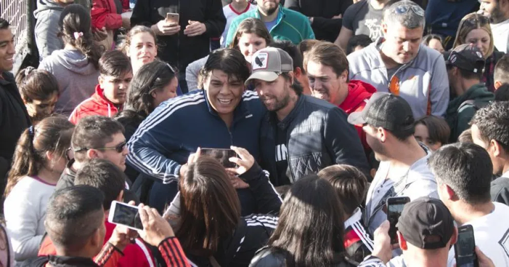 Cavenaghi fue a la escuelita de Millonarios Fútbol Club y estuvo con la gente del barrio 204 Viviendas
