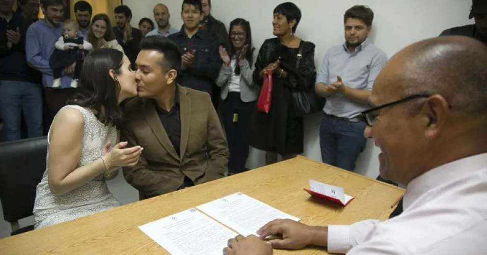 Micaela y Alejandro tienen el primer acta digital de matrimonio de Bariloche