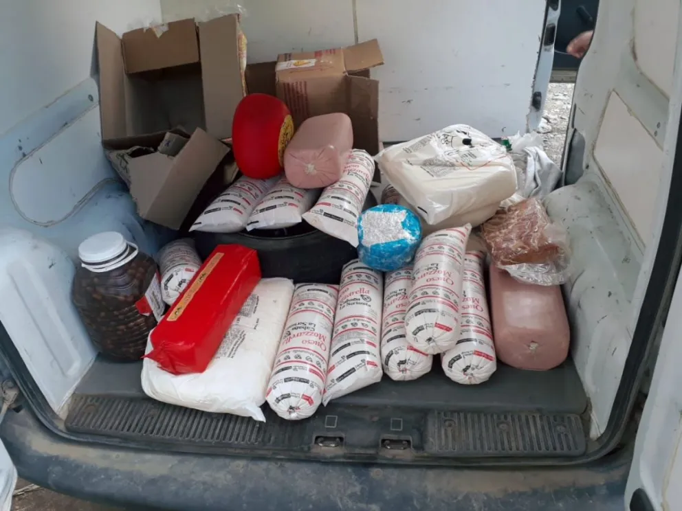 Desde El Bolsón trasladaba quesos y embutidos en el doble fondo de una camioneta