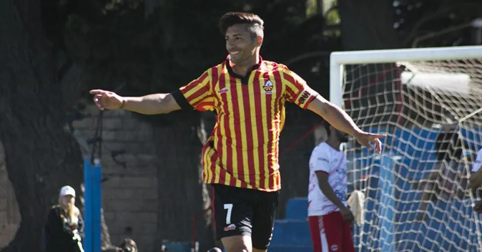 De la mano de los históricos, Cruz Del Sur sigue con vida en El Regional