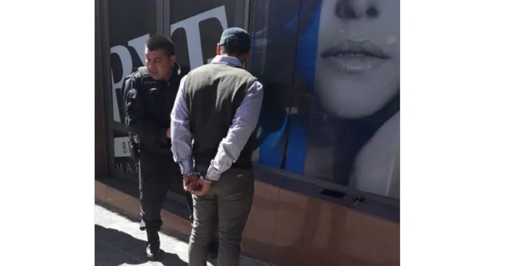 Detuvieron a un hombre que robaba elementos de un auto alquilado
