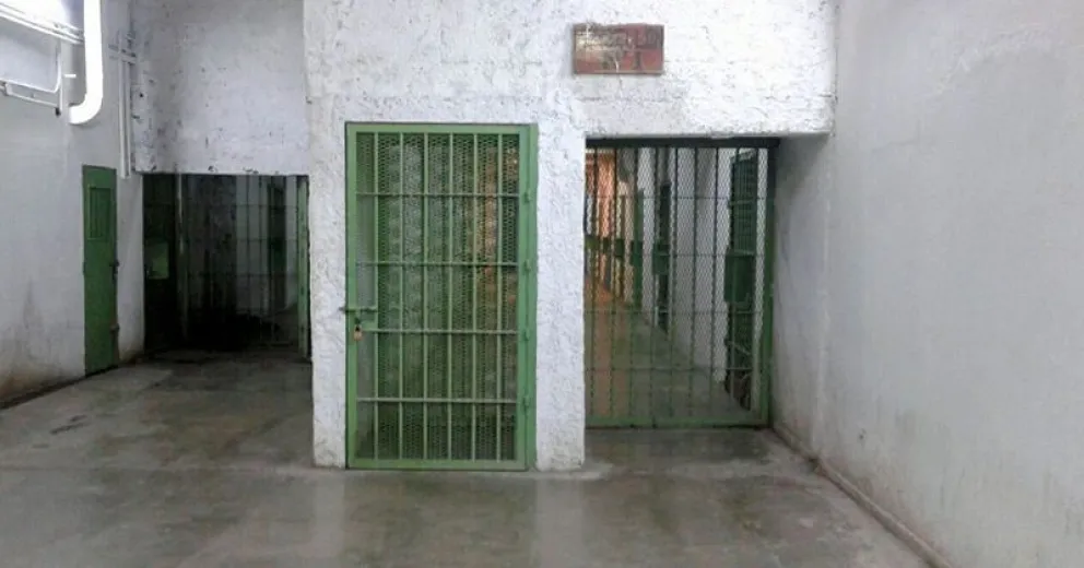 Una mujer quiso entrar una botella de whisky al Penal III, fue descubierta y empezó a las trompadas