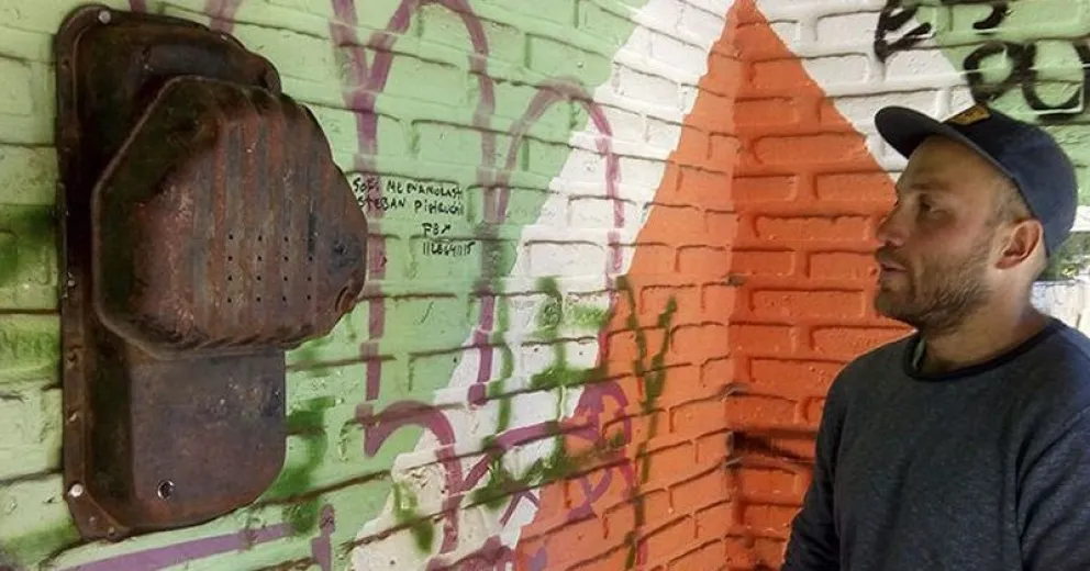 En la garita de micros del km 6, te leen cuentos y recitan poemas