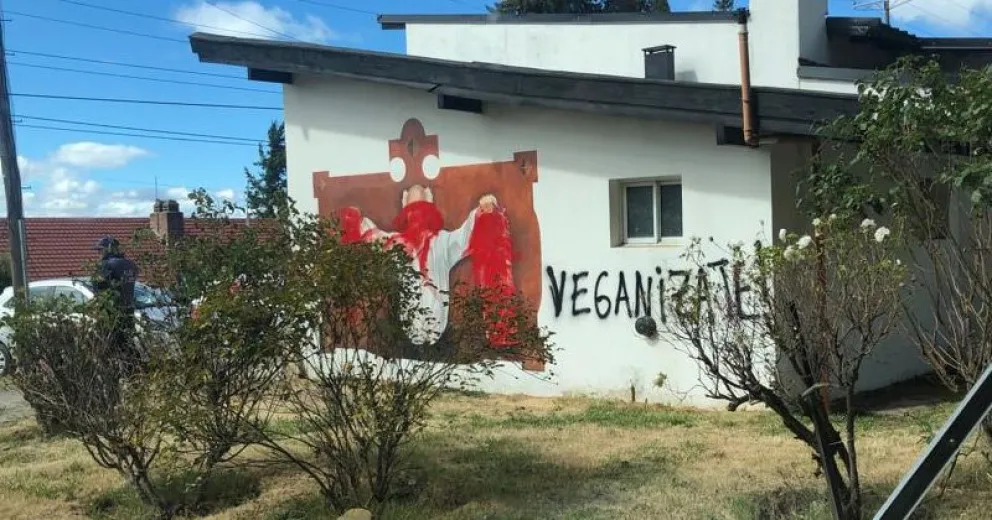 Veganos hicieron pintadas sobre el mural de una parrilla