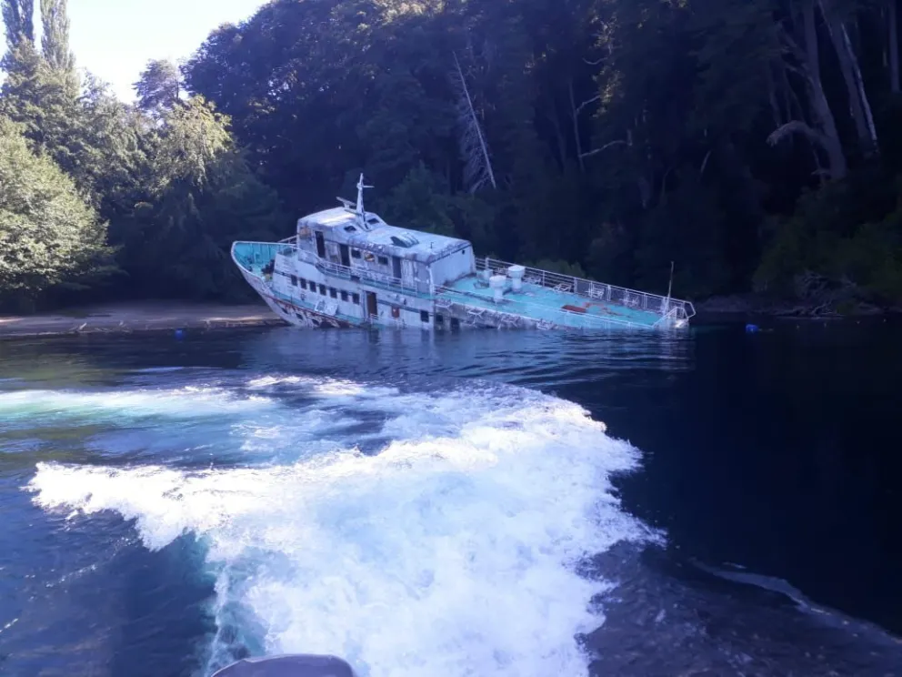 Terminó hundida en el Nahuel Huapi la histórica embarcación Flecha del Plata