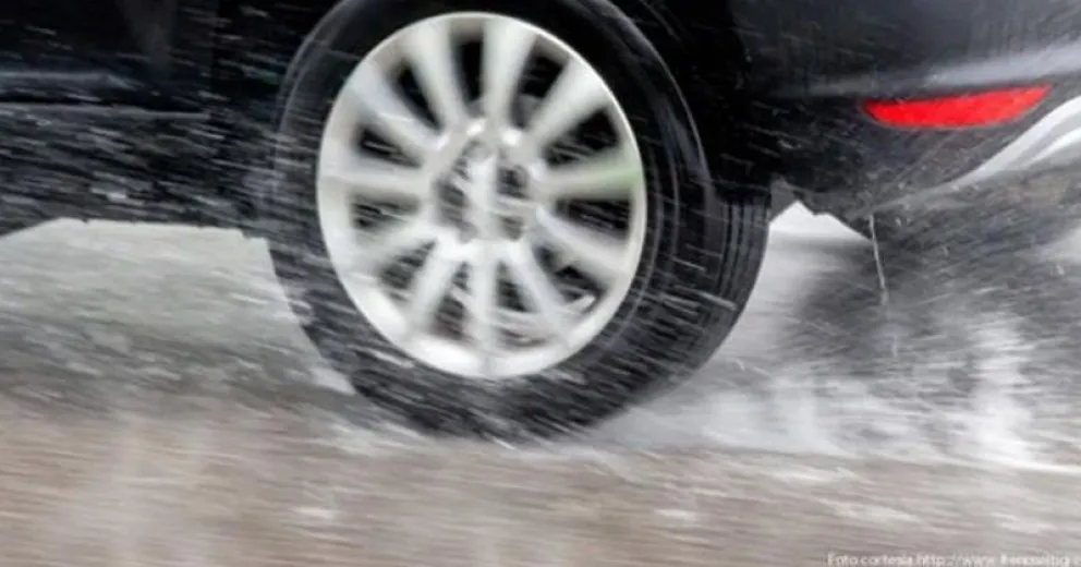 Tomar todas las precauciones al conducir con lluvia