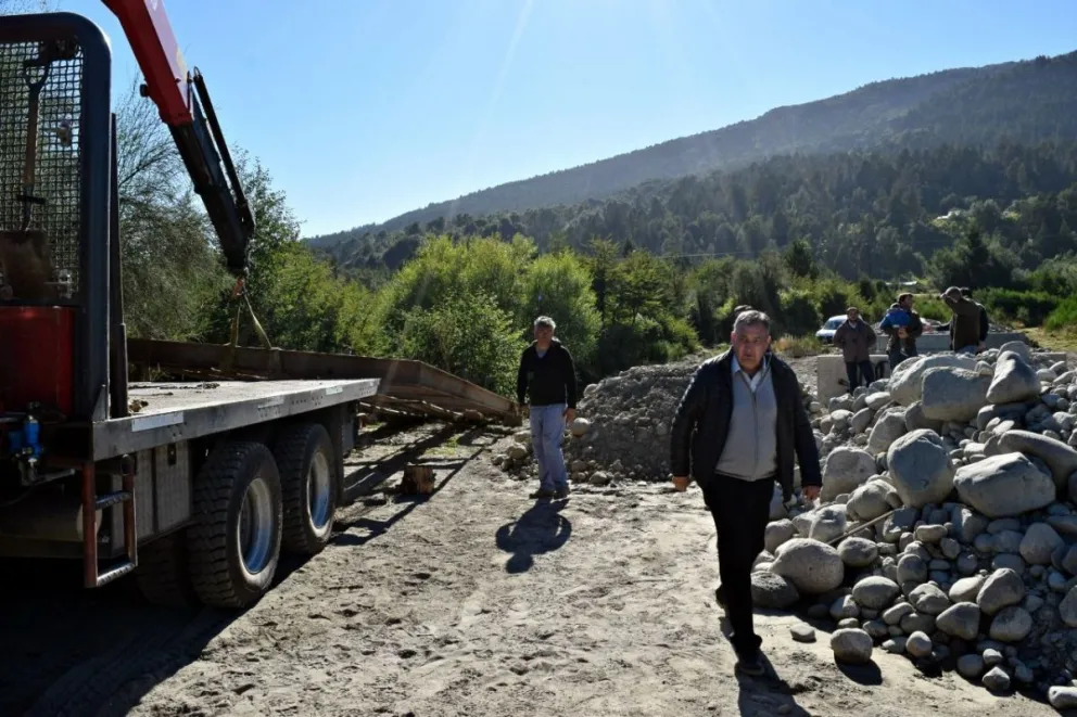 Villa Los Coihues: trabajos en la estructura del puente Negro