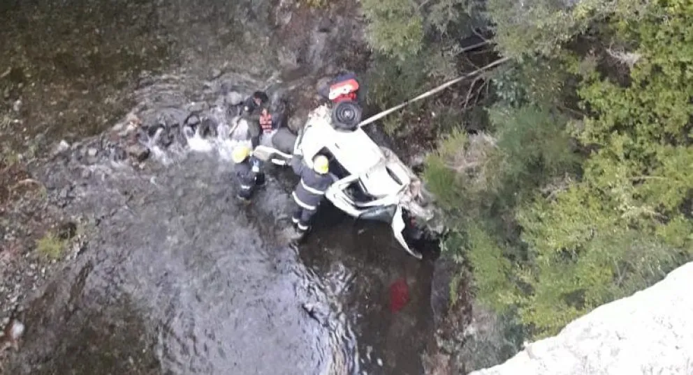 Pareja herida cuando su auto cayó por un barranco y terminó en el arroyo Guillelmo