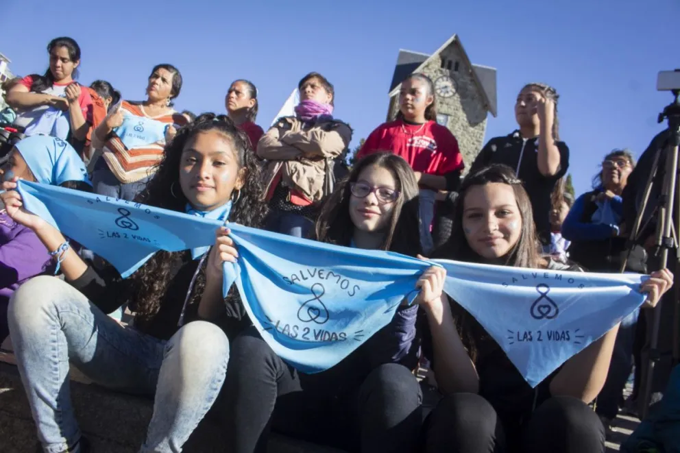 Cientos de personas marcharon en contra del aborto legal