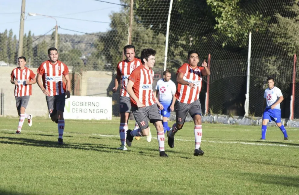 Estudiantes y Cruz del Sur quedaron al acecho con el empate de Torino