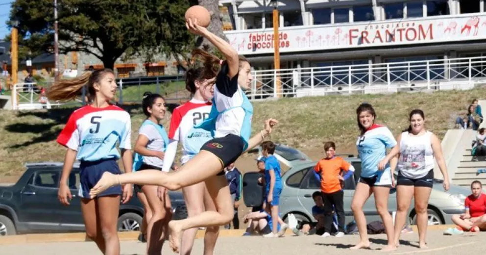 Importante participación en el encuentro de beach handball